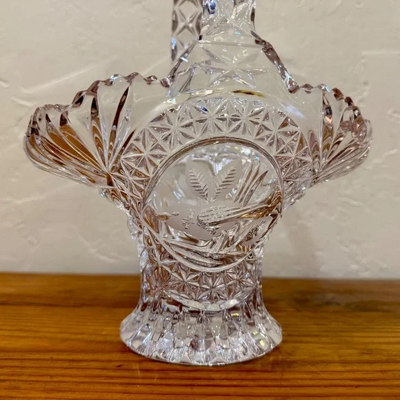 Hofbauer Byrdes Collection Crystal 11” Deep Basket with Bird Medallion - Picture 6 of 10
